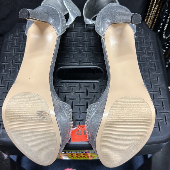 Silver heels - Picture 3 of 3